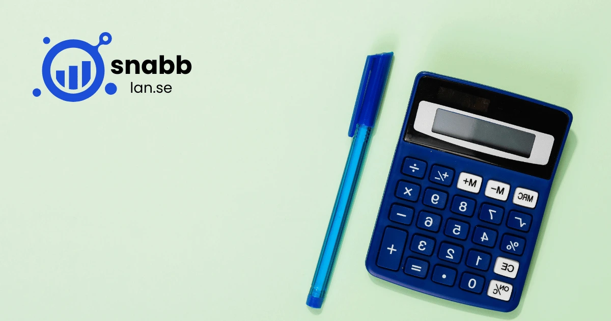 Person som använder en lånekalkylator på dator för att beräkna månadskostnad och totalkostnad för ett lån